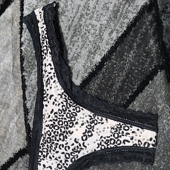 Victoria Secret 2012 LOW-RISE LACE TRIM LEOPARD & BLACK THONGS BUNDLE - Picture 14 of 16